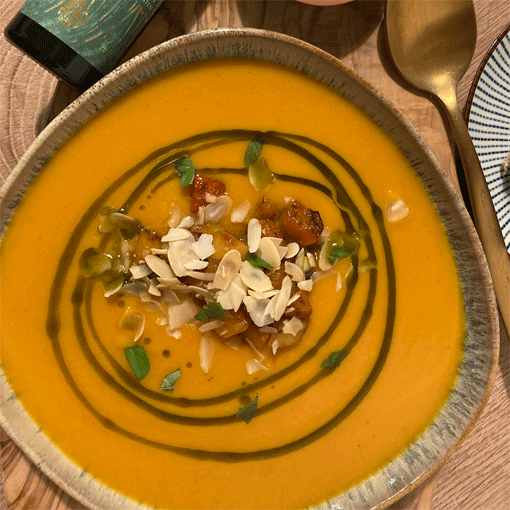 Kürbissuppe mit Ingwer, Apfel und Liebstöckelöl