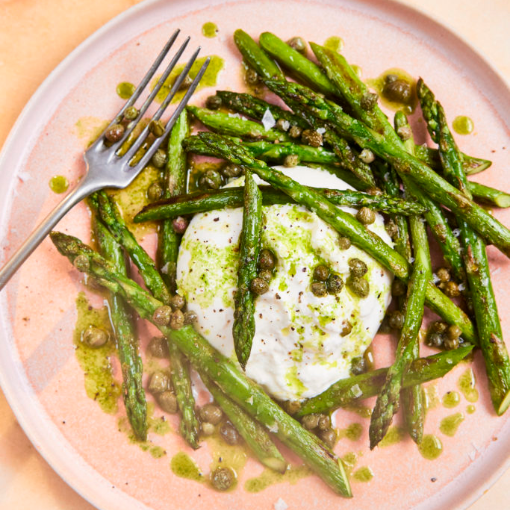 Gegrillter Spargel mit Burrata, Kapern und Petersilienöl