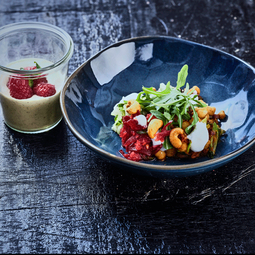 Dinkel-Power-Bowl mit Kräuter-Feto und Chia-Pudding