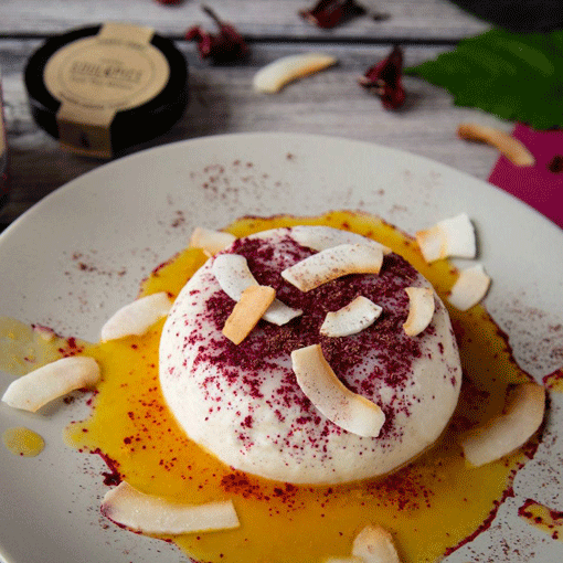 Kokosmilch-Panna-Cotta mit Orangensoße und Purple Curry