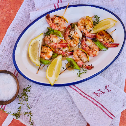 Gegrillte Garnelenspieße mit Weinreduktion und Zitrone