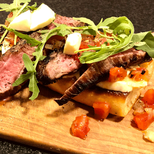 Flanksteak mit Basilikumpesto, Tomaten und Burrata