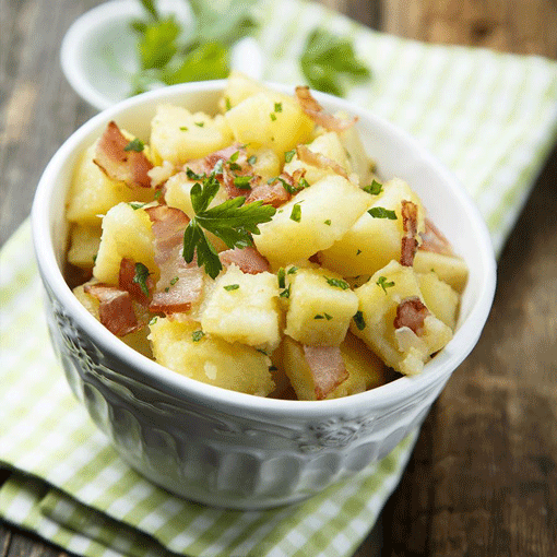 Kartoffelsalat mit Speck, Brühe und Wiener Würstchen