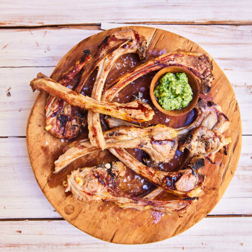 Lammkoteletts mit Petersilien-Aioli und Rauchsalz