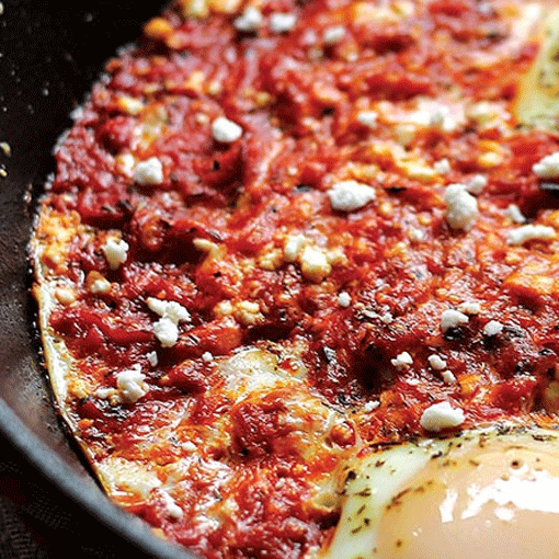 Ajvar mit gebackenen Eiern und Hirtenkäse