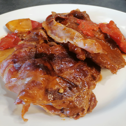 Schichtfleisch im Römertopf mit Speck und Kartoffeln