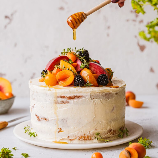 Vanille-Torte mit Steinobst und Buttercreme