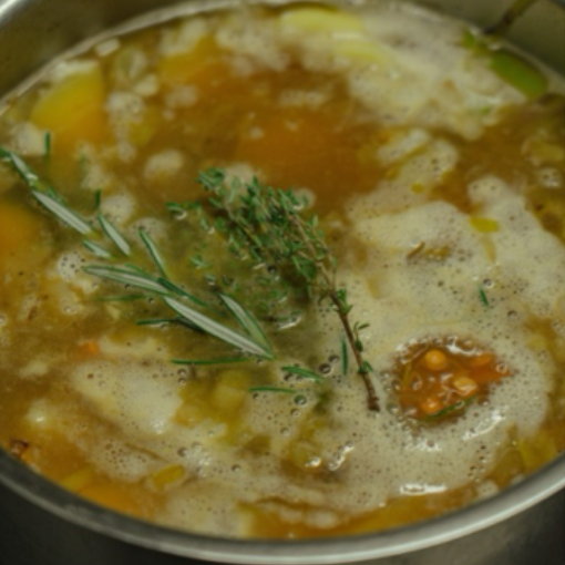 Kartoffel-Linsen-Suppe mit Wurst und Wurzelgemüse