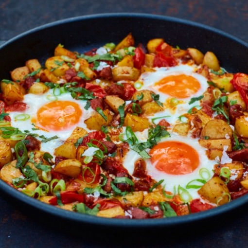 🍳Kartoffel-Chorizo-Hack🍽️ @maldonsalt 

-Anzeige-

Das braucht ButcherGranny 👵🏻 dafür: (2 Personen)

🍳1 große Zwiebel
🍳1 Knoblauchzehe
🍳120 g Chorizo
🍳2–3 gekochte Kartoffeln
🍳Bund frische Petersilie
🍳Olivenöl
🍳3-4 Eier
🍳100 g Kirschtomaten
🍳Bund Frühlingszwiebeln
🍳Maldon Meersalzflocken

Und hier kommst du zur Zubereitung:

https://www.butchergrannys.de/rezepte/hauptgerichte/kartoffel-chorizo-hack