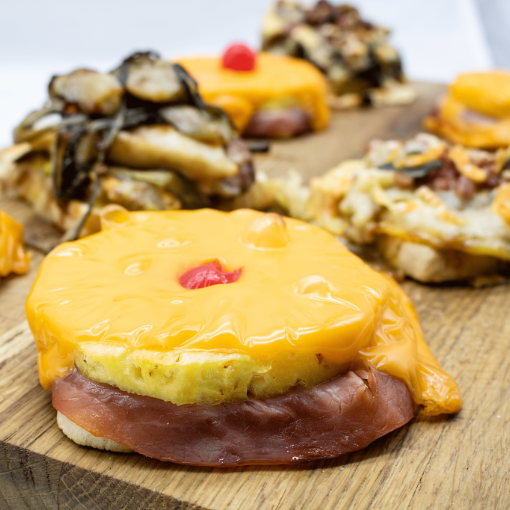 Toast Hawaii mit frischer Ananas und Kochschinken