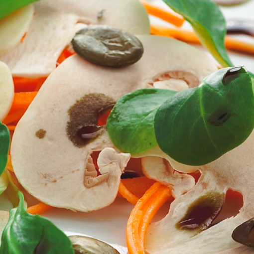 Champignon-Vogerlsalat mit Karotten und Kürbiskernöl