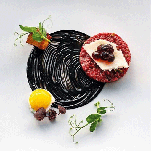 Beef Tatar mit Sepiamayonnaise und Wachtelei