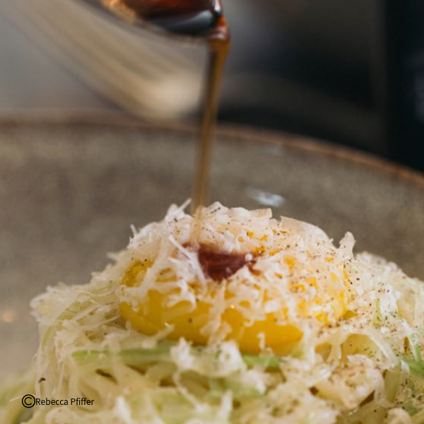 Smoky Carbonara mit Lauch und temperiertem Eigelb