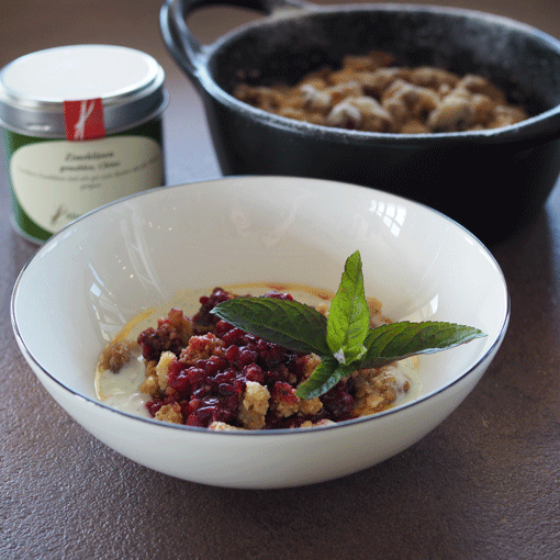 Himbeer-Crumble mit Zimtblüten und Vanille-Crème-fraîche