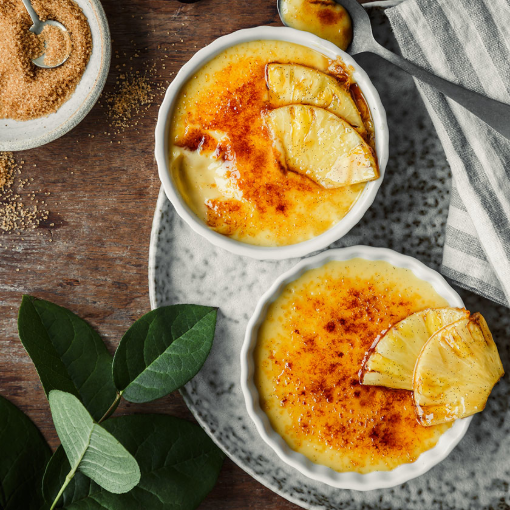Kokosnuss-Crème-brûlée mit flambierter Ananas
