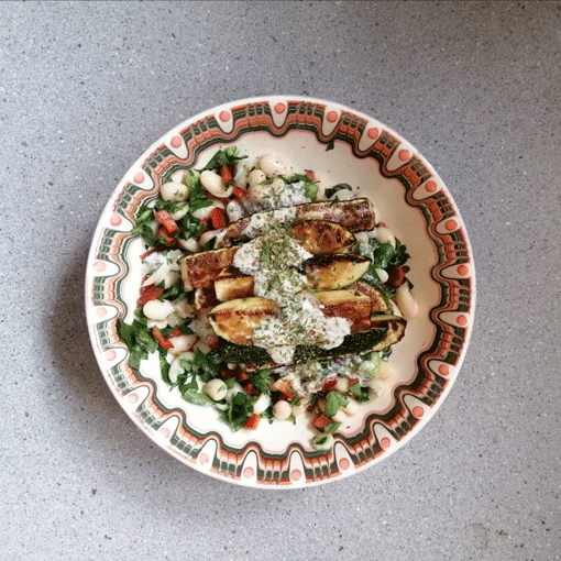 Orientalischer Bohnensalat mit Tahini und Zucchini