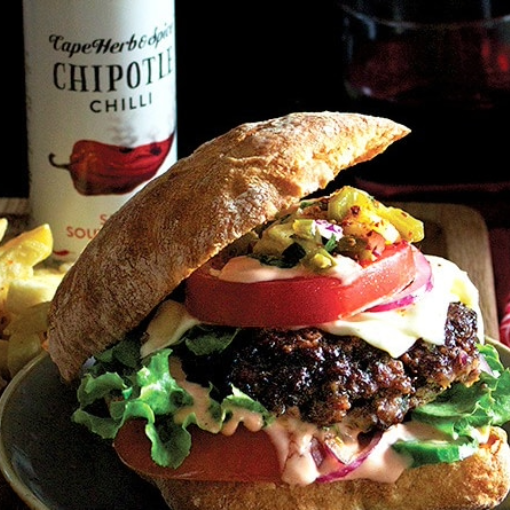 Chipotle Cowboy Burger mit Ananas-Jalapeño-Salsa