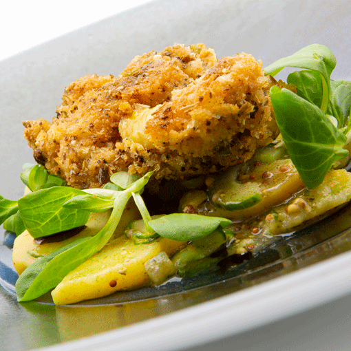 Knuspriges Backhendl mit Zitronenscheiben