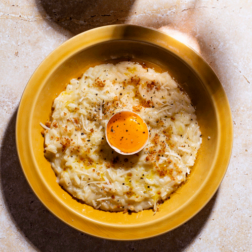 Cacio e pepe Risotto mit Rosmarin-Brösel-Crunch
