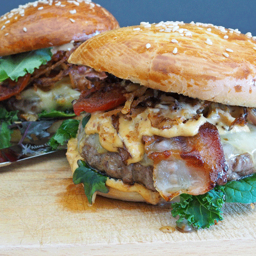 Whisky-Flamed-Burger mit Cajun Spice und Bergkäse