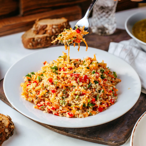 Bulgur-Salat mit Paprika, Karotte und Petersilie