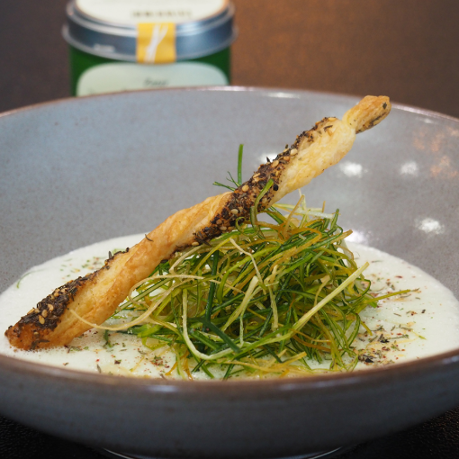 Spargelsuppe mit Lauchstroh und Zatar-Blätterteigstangen
