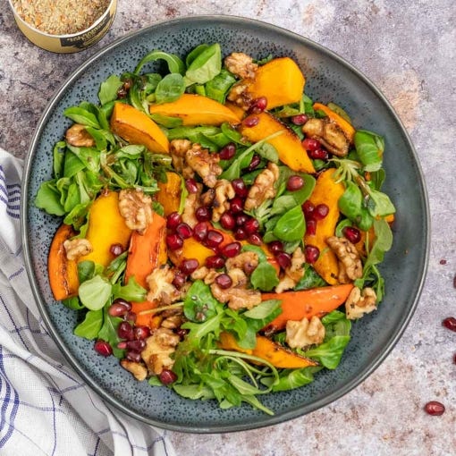 Ofenkürbis mit Za'atar und Hummus samt Gurken-Tomatensalat