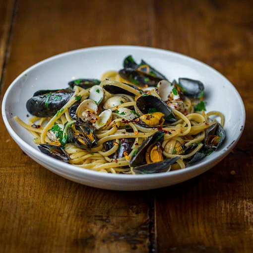 Miesmuschel-Pasta mit Tomaten-Gemüsebrühe und Chili