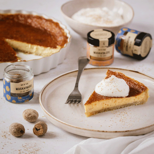 Ahornsirup-Crème-Tarte mit Muskatnuss und Sahne