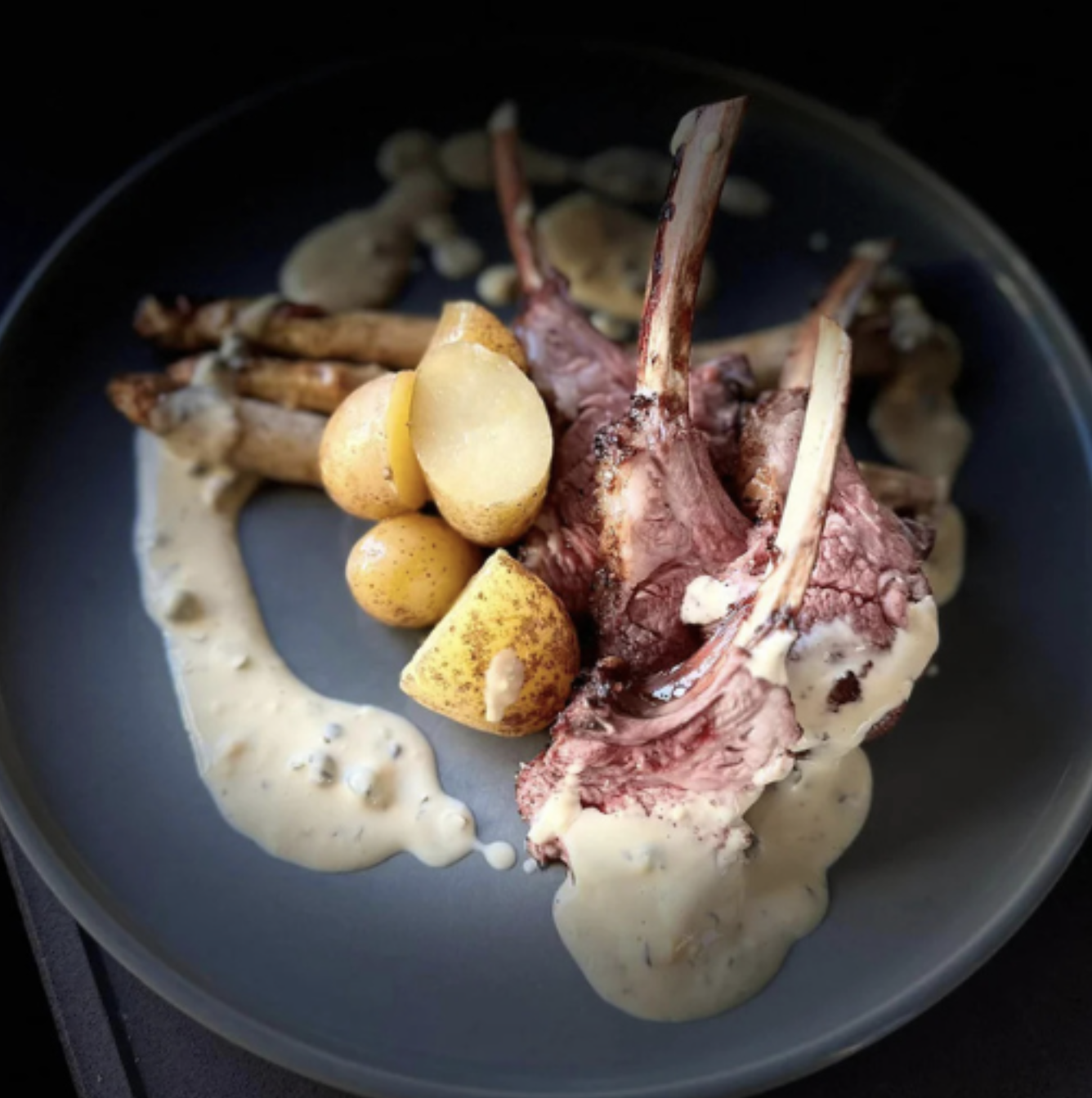Holländischer Spargel mit Lammkoteletts und Kapernsauce