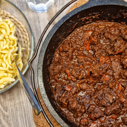 Rotweingulasch aus dem Dutch Oven mit Rindfleisch
