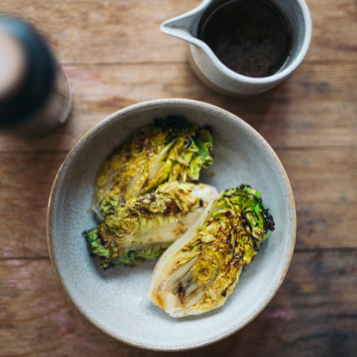 Gegrillter Romana-Salat mit Soja-Miso und Limette