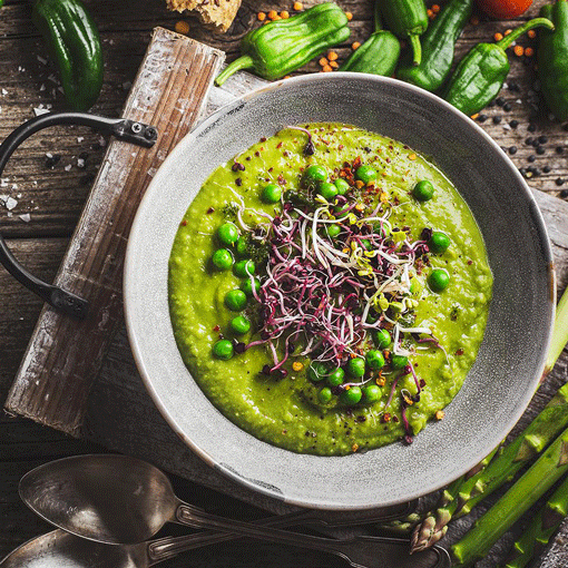 Schnelle Erbsensuppe mit Parmesan und Zitrone