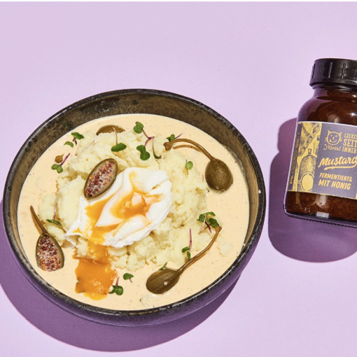 Pochiertes Ei mit Senfsauce, Kapern und Mandelmus