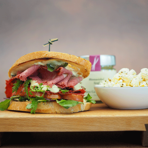 American Pastrami Sandwich mit Röstzwiebel-Senf
