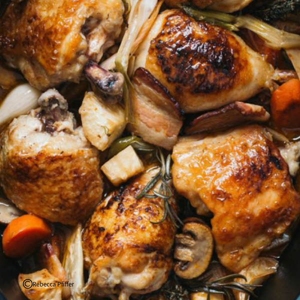 Coq au vin mit Silvaner und Maishähnchenkeulen