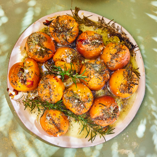 Gebackene Aprikosen mit Rosmarinbutter und Meersalz