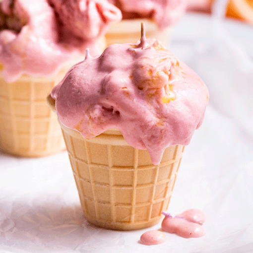 Veganes Eis mit Erdbeeren und Rhabarber sowie Olivenöl