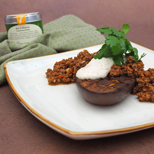 Geschmorte Aubergine mit Lammhack und Minzjoghurt
