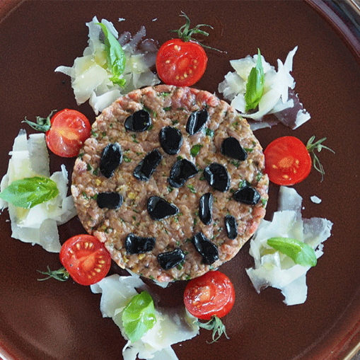 Kalbstatar mit schwarzem Knoblauch und Basilikum