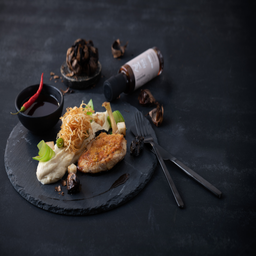 Maishendlbrust Sous Vide mit Sellerie-Trio und Knoblauchsauce