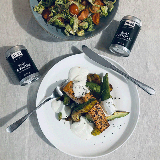 Gebratener Lachs mit knusprigen Erdäpfeln und Avocado