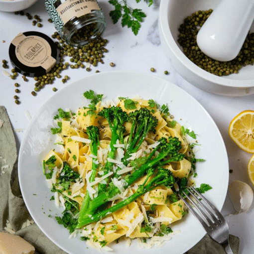Tagliatelle mit Pfeffer-Knoblauchbutter und Bimi-Brokkoli