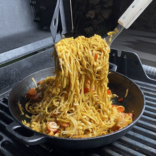Asia-Nudeln mit Hähnchen aus der Gusseisenpfanne