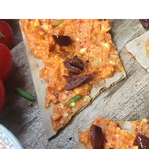 Ajvar-Feta-Creme mit Honig und Petersilie