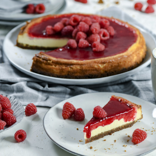 Vanille-Cheesecake mit Himbeeren und Topping