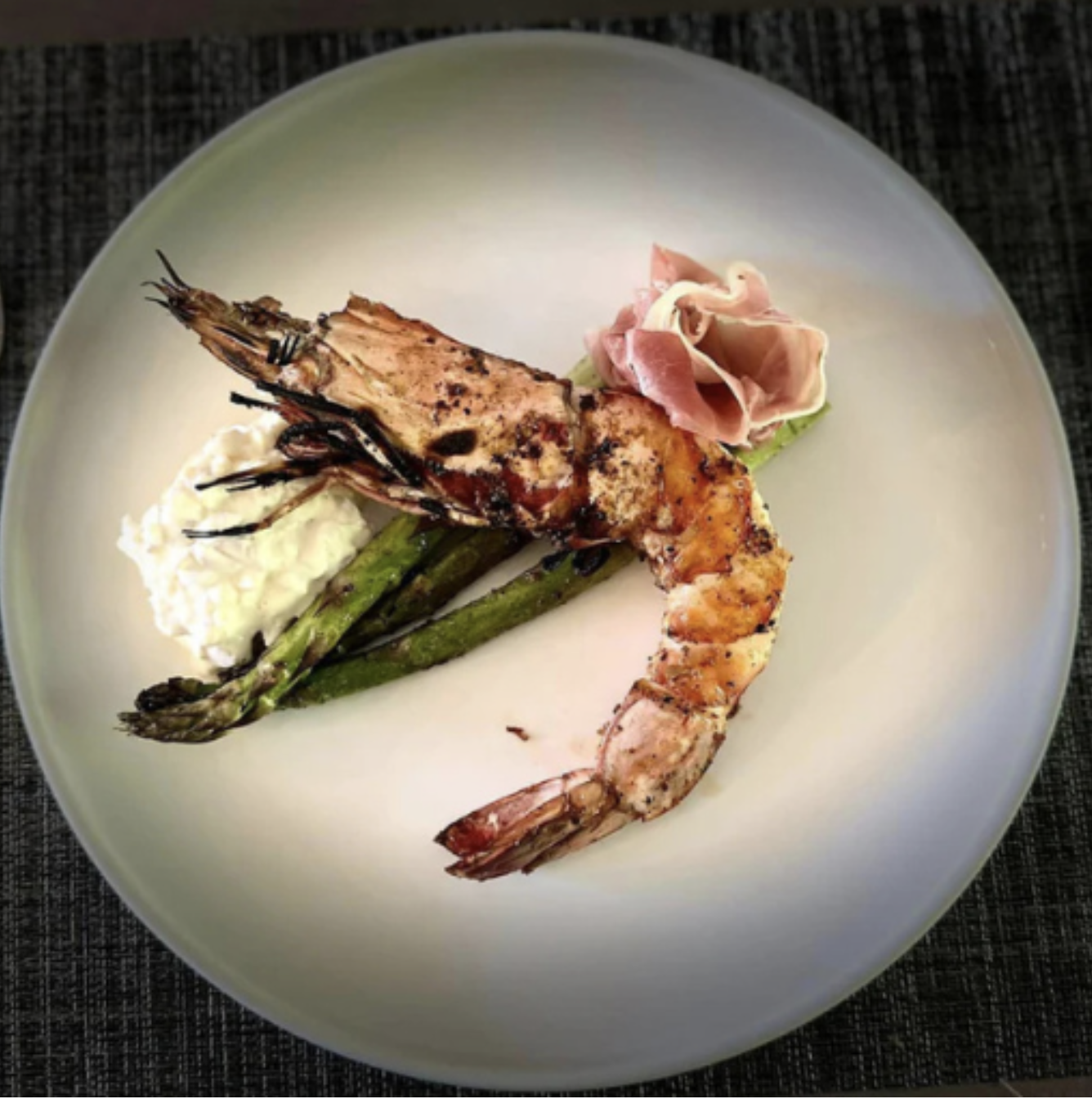 Gegrillte Garnelen mit Spargel und Ei-Pancetta-Sauce