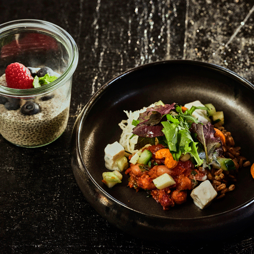 Spitzkohl-Dinkel-Bowl mit Ajvar und Kräutersalat