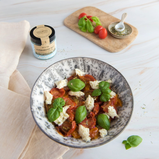Cherrytomaten-Salat mit Mozzarella und Basilikum