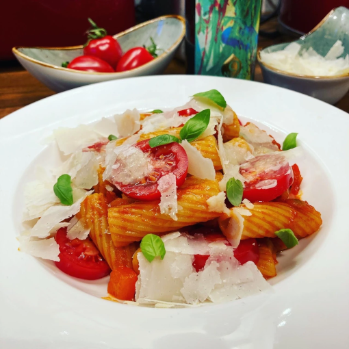 Kaffir-Limonen-Pasta al Pomodoro mit Rosmarinöl